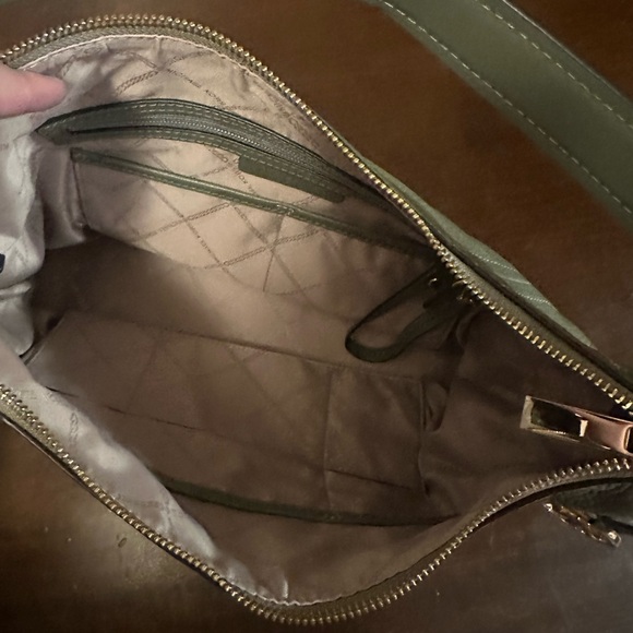 Michael Kors Aria Large Pebbled Leather Shoulder bag in sage - Picture 3 of 3